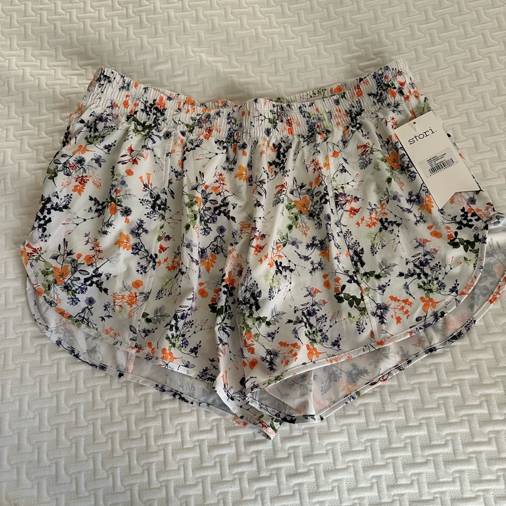Stori Perseverance 3” Short in bloom light. Size 12 NWT